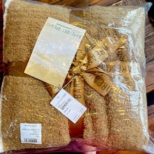 BAREFOOT DREAMS BLANKET BRAND NEW AND THE SOFTEST BLANKET IVE EVER FOUND